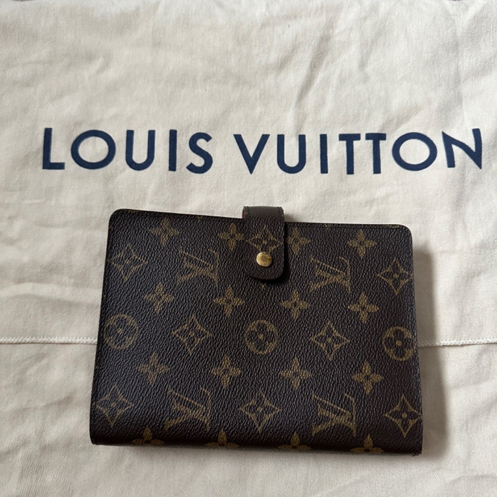 Authentic Louis Vuitton Agenda - Picture 2 of 6